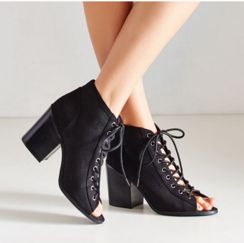 **Urban Outfitters Paula Lace-Up Block Heel Booties | Black | Size 10**